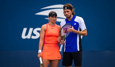 
Los dos tenistas comenzaron su relación en mayo de 2023, y desde aquel momento han mantenido un vínculo muy estrecho. Además de entrenar juntos, ambos son el mejor espectador del otro; incluso se dan consejos mientras juegan sus respectivos partidos, tal y como pasó en el Open de Australia, cuando Tsitsipas daba consejos desde la grada a la española mientras esta disputaba su partido con Sabalenka.
