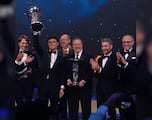 Lando recibe el trofeo del Campeonato en los Premios FIA 2025