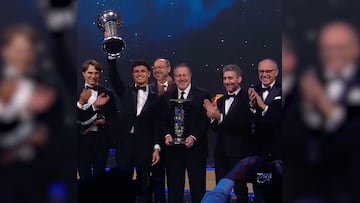 Norris celebra su coronación en la Fórmula 1 junto a McLaren, campeón de constructores, mientras Verstappen envía felicitaciones desde la distancia.