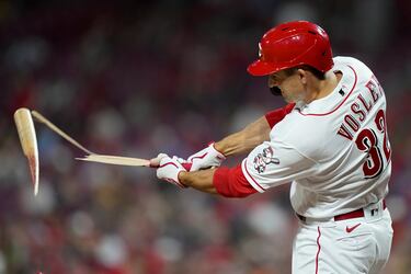 Jason Vosler, de los Cincinnati Reds, golpeó la bola con tanta fuerza que rompió su bate, en el partido de la liga estadounidense de béisbol (MLB) contra los Chicago Cubs disputado en el Great American Ball Park de Cincinnati, Ohio. Esta vez, en su intento de mandar la bola lo más lejos posible, Vosler se pasó de ímpetu.