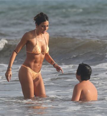 El italiano está disfrutando de sus días libres en la playa con su ex mujer y el hijo de ambos, Falco Nathan.