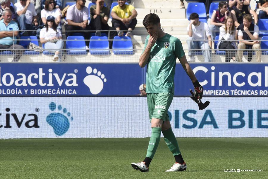 Juan Pérez abandona el terreno de juego tras ser expulsado.