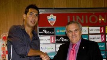 <b>DE ESTRENO. </b>Ulloa se presentó ayer como nuevo jugador rojiblanco.