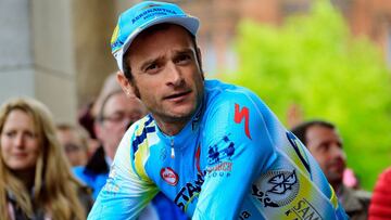 Michele Scarponi posa con el maillot del Astana durante la presentación del Giro de Italia 2014.