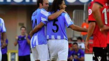 <b>CELEBRACIÓN. </b>Mathijsen y Demichelis festejan el único gol del partido de ayer.