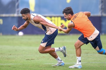 Chris Ramos en un entrenamiento en la Ciudad Deportiva Bahía de Cádiz junto a Víctor Chust. 
