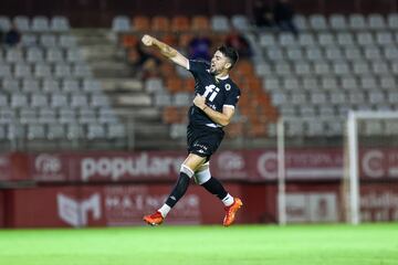 Alvarito celebra su golazo en la última jugada del primer acto. 