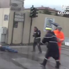 Un hombre cruza sin mirar por el recorrido en plena contrarreloj y tira a dos ciclistas