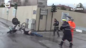 Un hombre cruza sin mirar por el recorrido en plena contrarreloj y tira a dos ciclistas