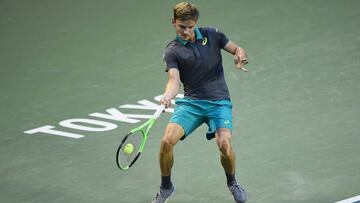 David Goffin devuelve una bola ante Matthew Ebden durante su partido en el Rakuten Open de Tokio en el Ariake Coliseum.