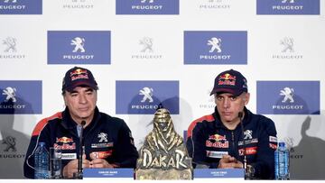 GRAF4807. MADRID, 22/01/2018.- El piloto Carlos Sainz (i), ganador del Dakar en autos junto a su copiloto Lucas Cruz (d), hoy en rueda de prensa tras su regreso a Espa&ntilde;a. EFE/FERNANDO VILLAR