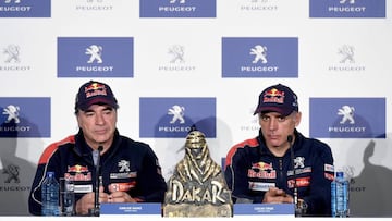 GRAF4807. MADRID, 22/01/2018.- El piloto Carlos Sainz (i), ganador del Dakar en autos junto a su copiloto Lucas Cruz (d), hoy en rueda de prensa tras su regreso a Espa&ntilde;a. EFE/FERNANDO VILLAR