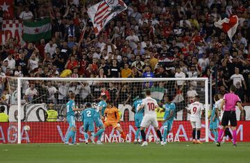 1-0. Ivan Rakitic marca el primer gol tras un lanzamiento de falta directa.