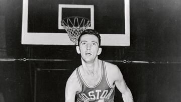 La leyenda viva de la NBA, Bob Cousy, tuvo en mayo una trifulca con J.J. Redick, cuando éste afirmó que le defendían “bomberos y fontaneros”.