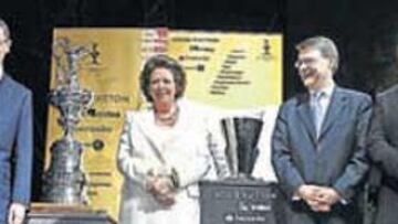 <b>ALCALDES. </b>Ruiz-Gallardón y Rita Barberá, con los dos trofeos.