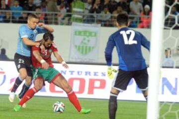 Marruecos-Uruguay. Mzehdi Ben Attia y Martin Silva.