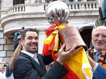 GRA348. VALENCIA, 16/06/2017.- El capit&Atilde;&iexcl;n del Valencia Basket, Rafa Martinez (c), levanta la copa en presencia del alcalde de Valencia, Joan Rib&Atilde;&sup3; (i), y del m&Atilde;&iexcl;ximo accionista del club, Juan Roig, durante la recepci&Atilde;&sup3;n ofrecida a la plantilla del equipo en el ayuntamiento de Valencia, tras proclamarse por primera vez en su historia campe&Atilde;&sup3;n de la Liga ACB al vencer ayer al Real Madrid. EFE/Kai F&Atilde;&para;rsterling