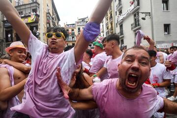 Los San Fermines vuelven tras dos años de parón debido a la pandemia. El exjugador de fútbol Juan Carlos Unzué prenderá la mecha del cohete inaugural. “Bienvenidos a las fiestas más grandes del mundo" ha sido el mensaje de la ciudad.