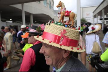 Un año más la carrera de caballos más famosa de Estados Unidos, se convierte en una pasarela de sombreros y pamelas cada cual más extravagante y divertido.
