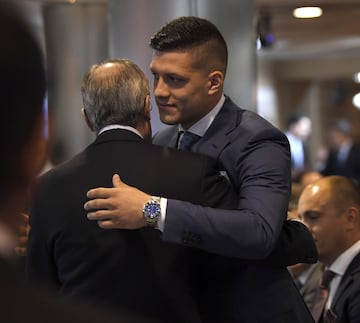 A welcoming hug for Luka Jovic from president Florentino Pérez.