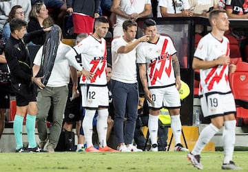 James Rodríguez, momentos antes de su debut, recibe las últimas instrucciones de Íñigo Pérez, técnico del Rayo.