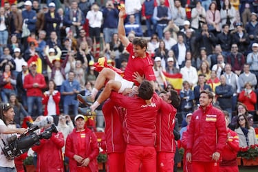 David Ferrer es manteado por sus compa?eros.