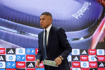 MADRID, 16/07/2024.- El francés Kylian Mbappé durante la rueda de prensa ofrecida tras su presentación como nuevo jugador del Real Madrid, este martes en el estadio Santiago Bernabéu de Madrid. Mbappé ha firmado este martes el contrato que le une al conjunto blanco para las próximas cinco temporadas. EFE/Chema Moya
