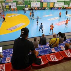 El público regresa al balonmano de élite para ver al Rocasa