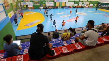 El público regresa al balonmano de élite para ver al Rocasa