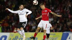 Jugadores de Benfica y Santa Clara disputan un bal&oacute;n a&eacute;reo.