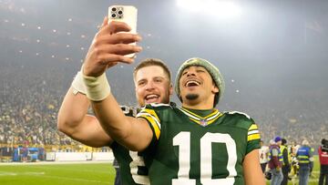 GREEN BAY, WISCONSIN - JANUARY 07: Jordan Love #10 of the Green Bay Packers celebrates with Tucker Kraft #85 of the Green Bay Packers after the game against the Chicago Bears at Lambeau Field on January 07, 2024 in Green Bay, Wisconsin.   Patrick McDermott/Getty Images/AFP (Photo by Patrick McDermott / GETTY IMAGES NORTH AMERICA / Getty Images via AFP)