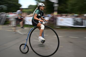 Un grupo de ciclistas disfrutan de la Gran Carrera de Knutsford, en el noroeste de Inglaterra, un evento singular que se celebró por última vez en 2010 y, por lo general, se disputa cada diez años, en el que participan ciclistas individuales y en equipo de todo el mundo, sobre bicicletas clásicas que datan de mediados del siglo XIX.