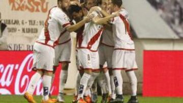 Piña del Rayo tras el gol de Javi Guerra.