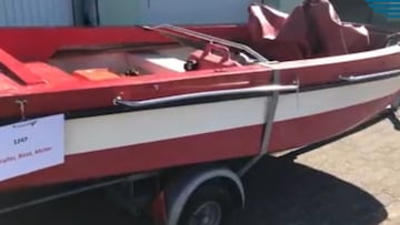 Ponen a subasta el misterioso barco rojo, el hombre logra hacerse con él y solo entonces se hace la pregunta importante