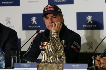 Los campeones de coches del Dakar 2018 llegaron al aeropuerto de Madrid en medio de una gran expectaci¨®n y de decenas de seguidores que les vitorearon a su llegada.