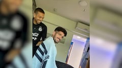 Peluquero de lujo: la secuencia entre el Papu Gómez, De Paul y Otamendi sin parar de reír