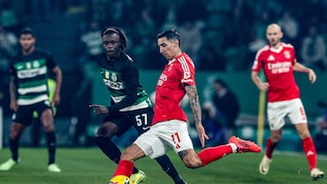 Lisbon (Portugal), 29/12/2024.- Sporting's Geovany Quenda (L) fights for the ball with Benfica's Angel Di Maria during the Liga Portugal soccer match between Sporting CP and SL Benfica held at Alavalade Stadium, Lisbon, Portugal, 29 December 2024. (Lisboa) EFE/EPA/MIGUEL A. LOPES