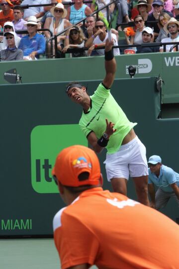 Una nueva final entre dos de las raquetas más fascinantes de todos los tiempos. Hoy ganó Federer bajo un sol de justicia en Miami. Nadal tuvo sus oportunidades de romper el servicio del suizo pero no lo consiguió. A pesar de eso, dejó una muy buena impresión. Veremos lo que pasa cuando llegue el momento de jugar en tierra batida. Aquí el resumen del partido en fotos.