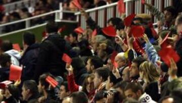 <b>CRÍTICA. </b>Tartejas rojas en dirección al palco fue otra de las medidas de protesta de la afición rayista.