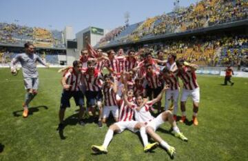 Los jugadores del Bilbao Athletic B celebran el ascenso a Segunda. 