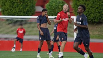 06.10.2023 ENTRENAMIENTO SPORTING
MAREO RAMIREZ ENTRE VARANE Y HASSAN EN EL ENTRENAMIENTO