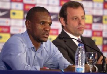 Eric Abidal anunció en una sala de prensa repleta y entre lágrimas que se va del Barcelona. Lo hizo en un acto en el que estuvo acompañado por toda la plantilla del Barcelona y en la que estuvo acompañado por Sandro Rosell y Andoni Zubizarreta.