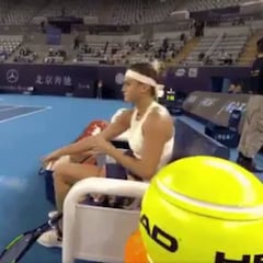 Sabalenka pide disculpas por su acción con un recogepelotas