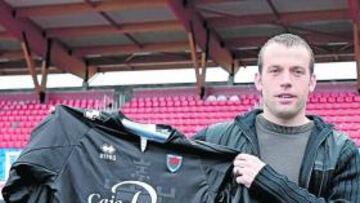 <b>FELIZ EN LOS PAJARITOS. </b>El portero eslovaco está encantado de volver a la Liga y firmó por seis meses.