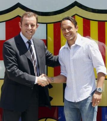 Sandro Rosell presenta a Adriano como nuevo jugador el 17 de julio de 2010.