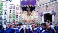 Costaleros portan el palio de María Santísima del Dulce Nombre en la procesión de Jueves Santo, a 6 de abril de 2023, en Madrid (España). La procesión de Jesús el Pobre y María Santísima del Dulce Nombre sale cada Jueves Santo de Semana Santa desde la iglesia de San Pedro El Viejo. La Imagen de Nuestro Padre Jesús Nazareno el Pobre se atribuye al escultor Juan de Astorga (s. XVIII), y la de María Santísima del Dulce Nombre está realizada por Lourdes Hernández (1999). Los hermanos de la cofradía llevan un hábito de sarga morada con ancha faja de esparto. El paso del Cristo va con el acompañamiento musical de la banda Nuestro Padre Jesús El Pobre y el palio de la Virgen, la banda de música La Lira de Pozuelo de Alarcón.