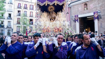 Costaleros portan el palio de María Santísima del Dulce Nombre en la procesión de Jueves Santo, a 6 de abril de 2023, en Madrid (España). La procesión de Jesús el Pobre y María Santísima del Dulce Nombre sale cada Jueves Santo de Semana Santa desde la iglesia de San Pedro El Viejo. La Imagen de Nuestro Padre Jesús Nazareno el Pobre se atribuye al escultor Juan de Astorga (s. XVIII), y la de María Santísima del Dulce Nombre está realizada por Lourdes Hernández (1999). Los hermanos de la cofradía llevan un hábito de sarga morada con ancha faja de esparto. El paso del Cristo va con el acompañamiento musical de la banda Nuestro Padre Jesús El Pobre y el palio de la Virgen, la banda de música La Lira de Pozuelo de Alarcón.