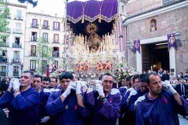 Costaleros portan el palio de María Santísima del Dulce Nombre en la procesión de Jueves Santo, a 6 de abril de 2023, en Madrid (España). La procesión de Jesús el Pobre y María Santísima del Dulce Nombre sale cada Jueves Santo de Semana Santa desde la iglesia de San Pedro El Viejo. La Imagen de Nuestro Padre Jesús Nazareno el Pobre se atribuye al escultor Juan de Astorga (s. XVIII), y la de María Santísima del Dulce Nombre está realizada por Lourdes Hernández (1999). Los hermanos de la cofradía llevan un hábito de sarga morada con ancha faja de esparto. El paso del Cristo va con el acompañamiento musical de la banda Nuestro Padre Jesús El Pobre y el palio de la Virgen, la banda de música La Lira de Pozuelo de Alarcón.