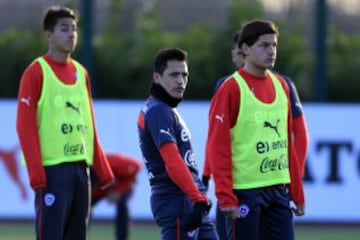 La Selección llegó a Londres después de esperar mucho en el aeropuerto e inmediatamente se trasladó al centro de entrenamientos del Arsenal. Alexis Sánchez fue el guía.