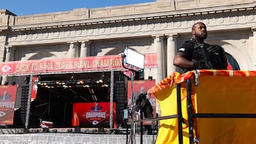 KANSAS CITY, MISSOURI - FEBRUARY 14: Law enforcement responds to a shooting at Union Station during the Kansas City Chiefs Super Bowl LVIII victory parade on February 14, 2024 in Kansas City, Missouri. Several people were shot and two people were detained after a rally celebrating the Chiefs Super Bowl victory.   Jamie Squire/Getty Images/AFP (Photo by JAMIE SQUIRE / GETTY IMAGES NORTH AMERICA / Getty Images via AFP)